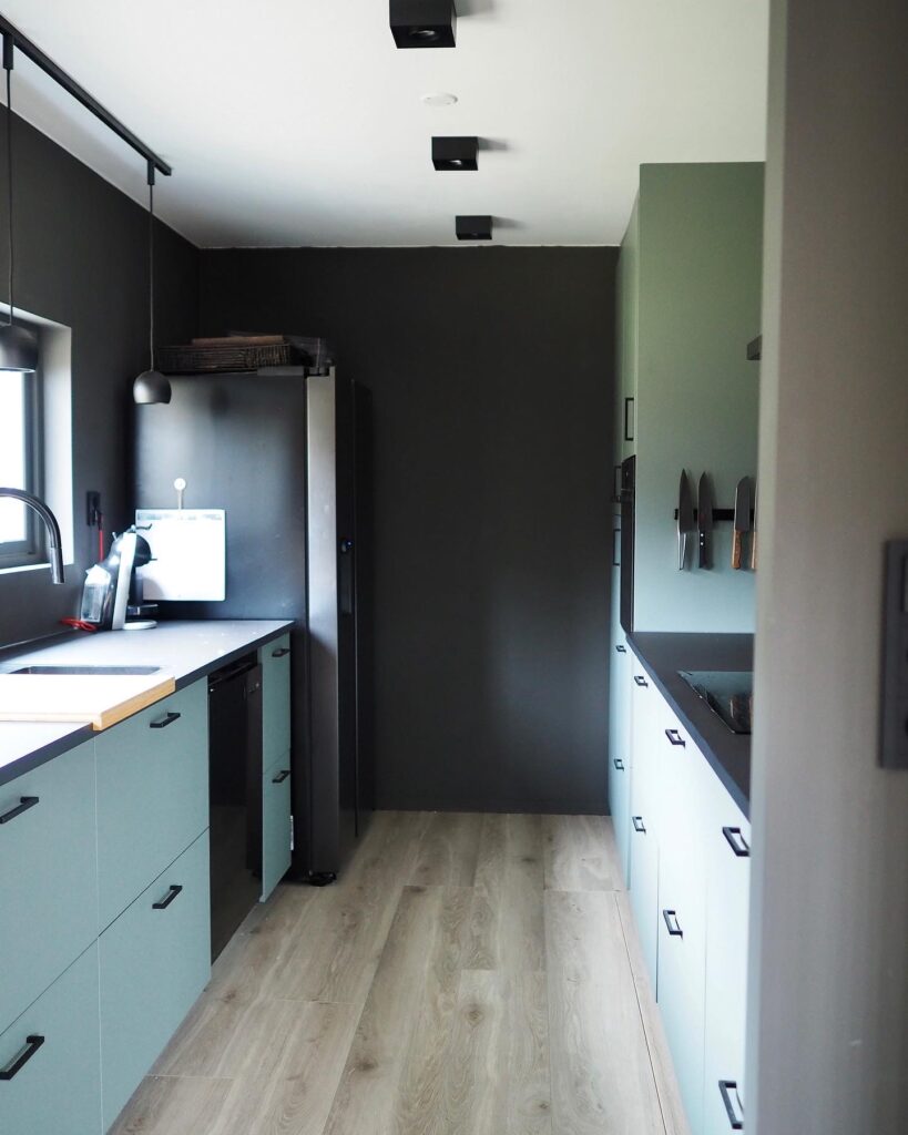 Bilde av vårt grønne IKEA Bodarp kjøkken, bakveggen er malt mørk